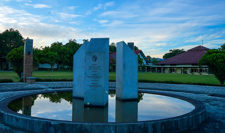 Plaza Simargala dengan tiga pilar